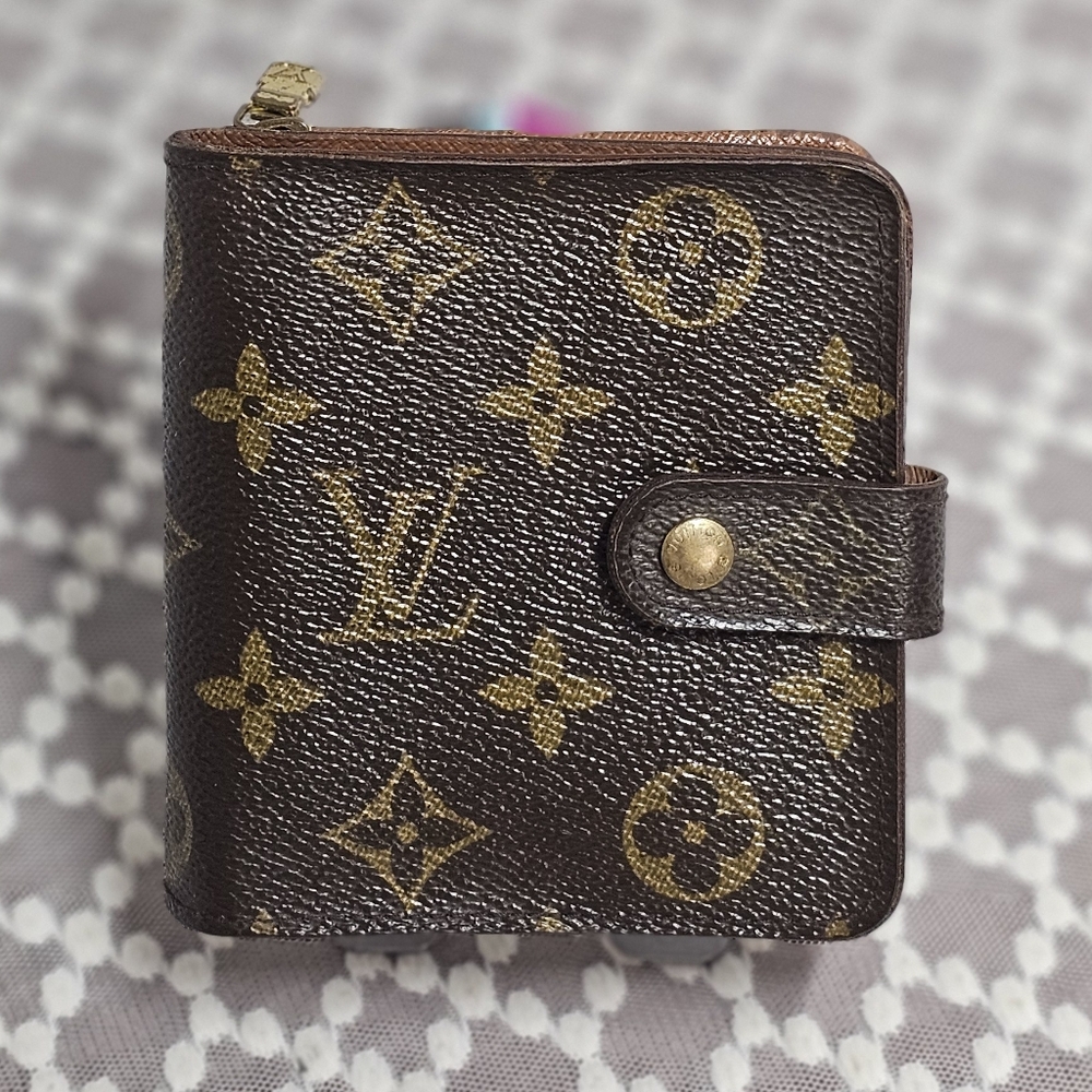 LOUIS VUITTON  Monogram Compact Bifold  Zipper/Snap Wallet.